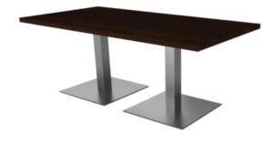 LOMREU.RC19 - Mesa de reunión rectangular direccional con pies metálicos con peanas cuadradas.